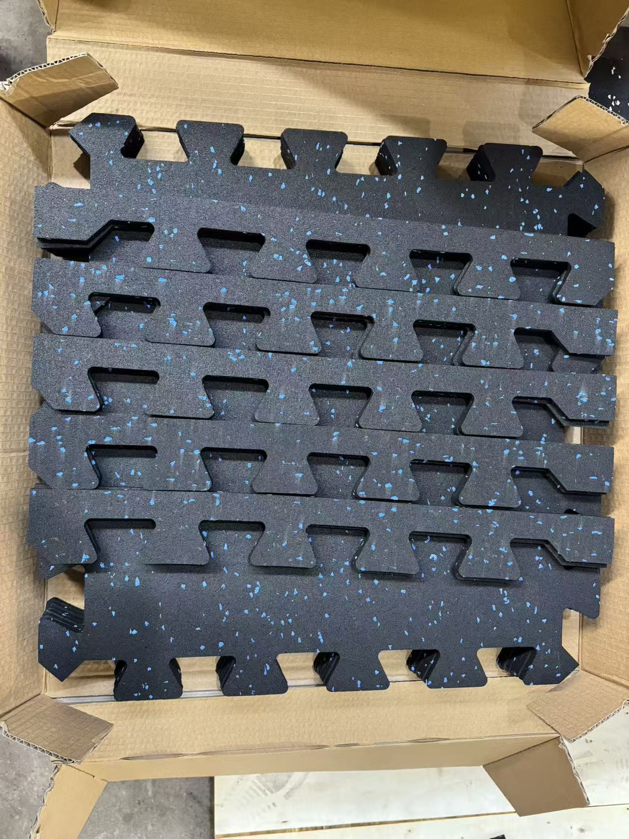 Fibosport Premium Low-Odor Rubber Puzzle Mats with Edges – Black with Blue EPDM Speckles (500 mm x 500 mm x 8mm)